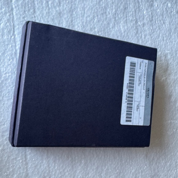Prada Elegant Leather Card Holder wallet - Picture 13 of 13
